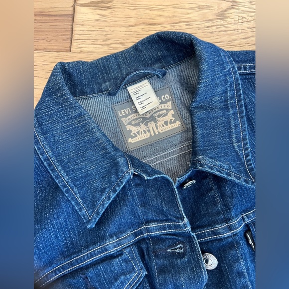 Levi’s Classic Jean Jacket - Picture 4 of 6